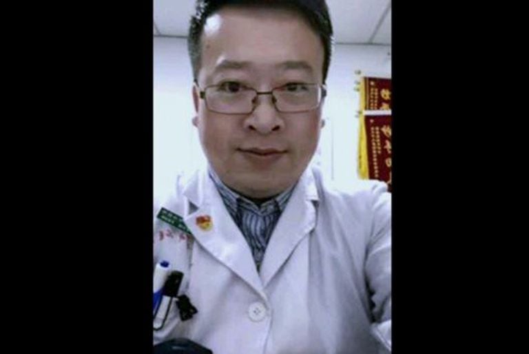 El médico Li Wenliang, quien fue uno de los primeros en advertir de los contagios, murió luego de tratar a pacientes de covid-19.