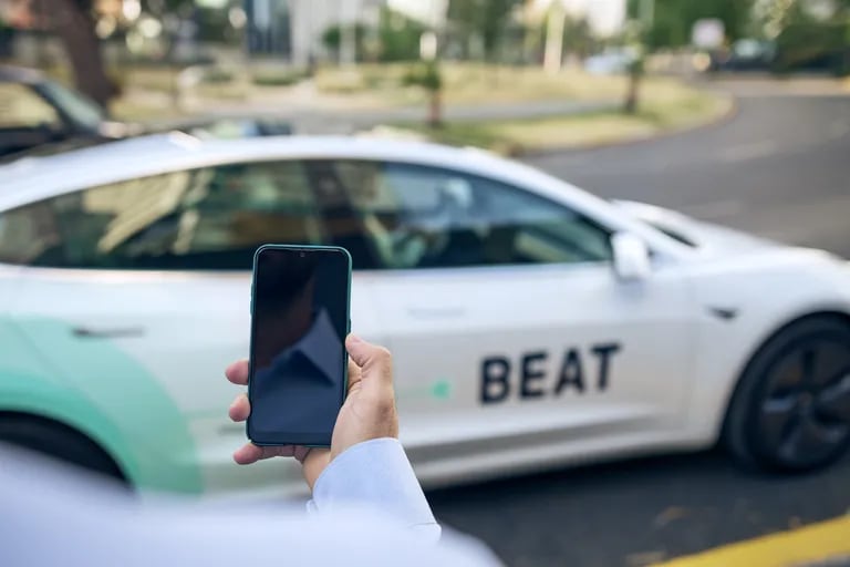 Beat, la app griega que llegó a competir con Uber, cierra su operación en  la Argentina - LA NACION