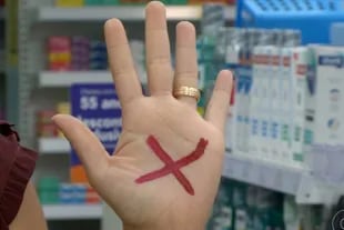 Hay una campaña en Brasil que busca imponer la convención de que una mujer comunique con una "x" roja cuando es víctima de violencia de género y necesita ayuda inmediata