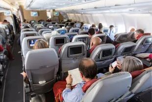 Los asistentes de vuelo no pueden permitir que los viajantes utilicen el altavoz para reproducir música o videos