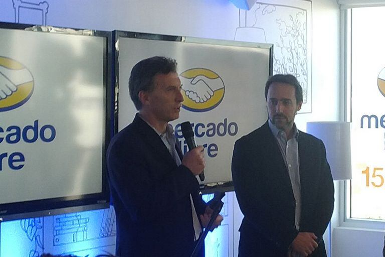 Marcos Galperín, CEO de MercadoLibre, junto a Mauricio Macri en las oficinas de la compañía