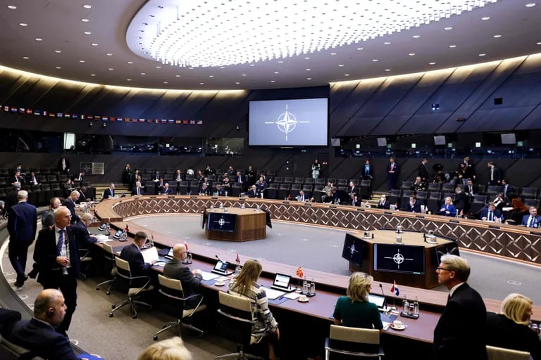 Die NATO-Verteidigungsminister nehmen am ersten Tag eines Treffens am 16. März 2022 in Brüssel an einem zweiten Rundtischgespräch teil.