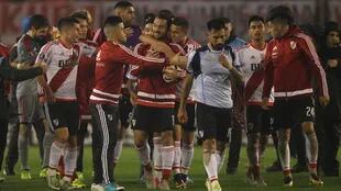 Borré abraza a Scocco, el goleador, felicitado por Moreira y Andrada; River vivió su noche soñada