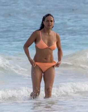 Michelle Rodríguez fue vista nadando y jugando tenis de playa en Tulum, México