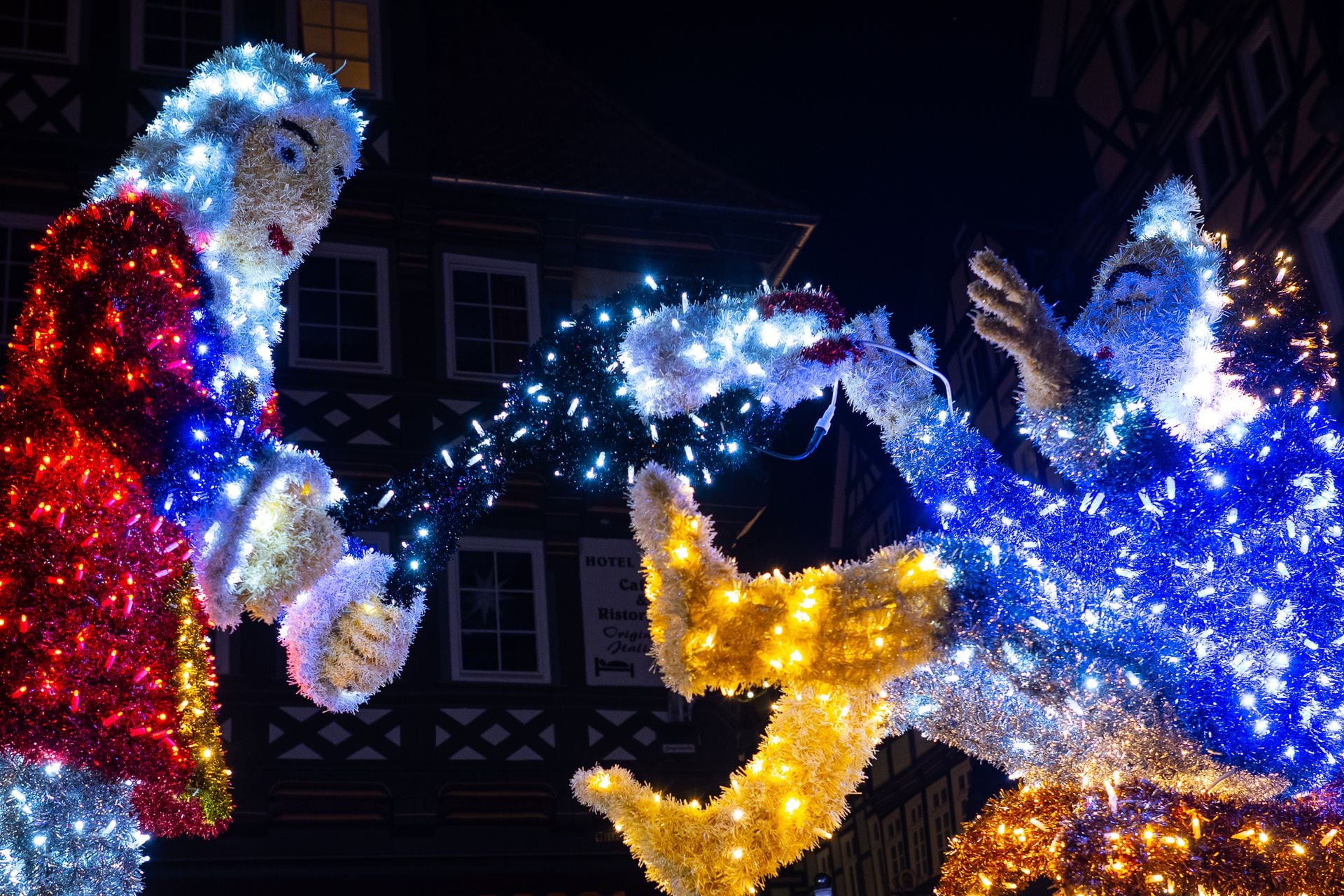 Varias figuras navideñas se iluminan mientras se sacan simbólicamente un diente en Muenden, Baja Sajonia, Alemania