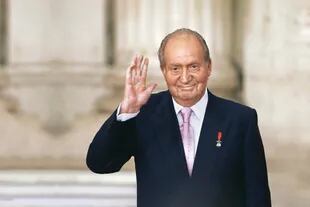 Un día antes, a las 18 horas, tras cuatro décadas en el trono de España, Juan Carlos firmó su abdicación en el Salón de Columnas del Palacio Real de Madrid.