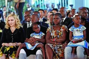 Madonna en Malaui, con sus hijos adoptivos, mientras Mercy James subía al escenario en la inauguración de un hospital pediátrico que lleva su nombre 
