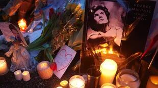 Velas, flores y mensajes para recordar y honrar a George Michael, frente a su mansión de Londres