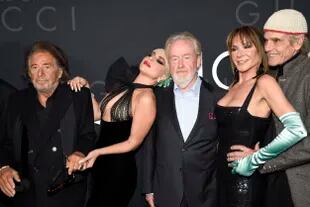 Al Pacino, Lady Gaga, Ridley Scott, Giannina Facio y Jeremy Irons fueron las grandes figuras de la noche de estreno de la película House of Gucci, celebrado este martes en el Lincoln Center de Nueva York