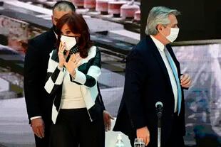 El presidente Alberto Fernández y la vicepresidenta Cristina Fernández de Kirchner aparecen en la foto después de anunciar la reestructuración de una deuda de ley extranjera de $66 mil millones, durante una ceremonia en el Palacio Presidencial Casa Rosada en Buenos Aires el 31 de agosto de 2020 en medio de la pandemia de COVID-19