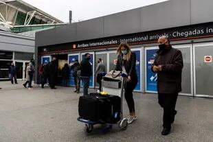 Zona de llegadas de vuelos internacionales en el aeropuerto Ezeiza;  el ingreso de pasajeros del exterior preocupa por la propagacion de la variante delta