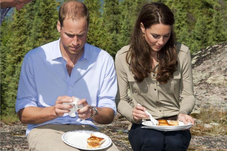 Il principe William e Kate Middleton mangiano all'aperto