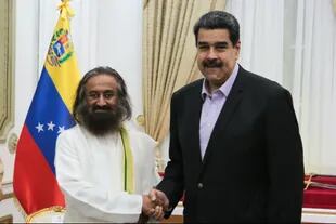 El gurú indio Sri Sri Ravi Shankar y Maduro, en el Palacio de Miraflores, en Caracas, el 8 de julio pasado