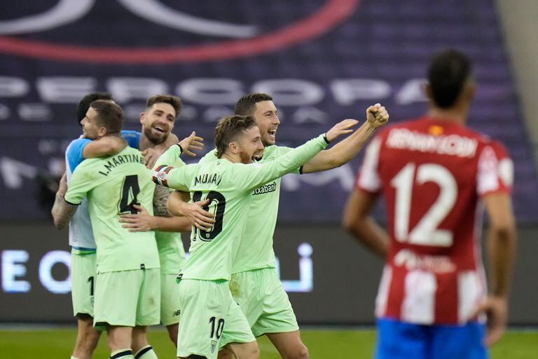 Los jugadores del Athletic Bilbao celebran tras derrotar al Atlético de Maqdrid en la semifinal de la Supercopa de España, el jueves 13 de enero de 2022, en Riad, Arabia Saudí (AP Foto/Hassan Ammar)