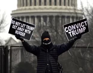 Un manifestante reclamaba la condena de Trump afuera del Capitolio