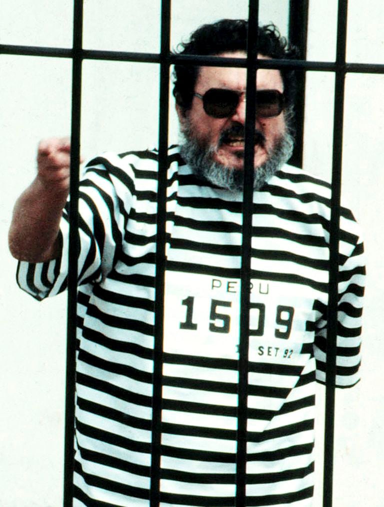 En esta foto de archivo de septiembre de 1992, Abimael Guzmán, el fundador y líder de Sendero Luminoso, grita desde una celda después de ser capturado en Lima, Perú