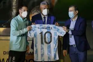 Argentine footballer Lionel Messi (L), the president of the Argentine Football Association (AFA), Claudio Tapia (C), and the governor of Santiago del Estero Province, Gerardo Zamora, display a jersey of the national team with Zamora's name after unveiling a five-metre statue of late Argentine football star Diego Armando Maradona, outside the Estadio Unico Madre de Ciudades stadium in Santiago del Estero, Argentina, on June 3, 2021, before the South American qualification football match for the FIFA World Cup Qatar 2022 between Argentina and Chile. (Photo by AGUSTIN MARCARIAN / POOL / AFP)