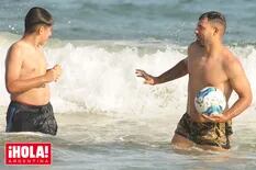 Las fotos del Kun Agüero y su hijo Benjamín en un día de playa con pasión mundialista