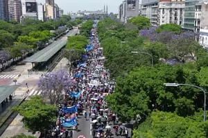 Los piqueteros opositores marchan para reclamar contra el Gobierno en el final de su mandato