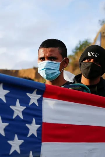 Migrantes Hondureños con la bandera de Estados Unidos 