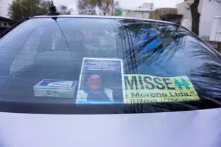 Por ordenanza municipal los taxis y remises de la ciudad de Río Gallegos exhiben en la luneta del auto o en el interior, la foto de Marcela López, desaparecida hace un año