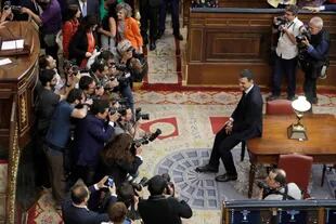 Sánchez, ayer, en el centro de la escena tras la destitución de Rajoy en el Congreso