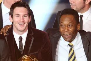 Un día, en 2012, Pelé desafío públicamente a Messi: "Cuando haya convertido 1283 goles, hablamos..." El rosarino lleva 1114, y a diferencia del crack brasileño, los de la "Pulga" sí están bien registrados