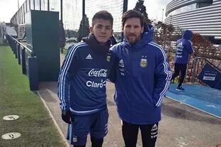 Thiago Almada y Lionel Messi en Rusia 2018, cuando el juvenil de Vélez tenía 17 años y participó entre los sparrings del equipo dirigido por Jorge Sampaoli.