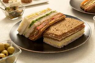 "Todos los sándwiches llevan una base que puede ser de jamón o de queso; y están untados con manteca", explica Reggiani.