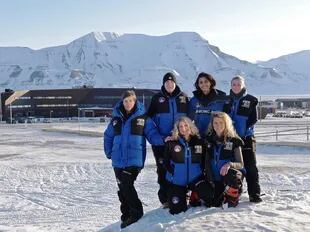 Sadie Whitelocks se aventuró por Svalbard, en Noruega, en un grupo junto a cinco mujeres para levantar evidencia del impacto del cambio climático en el derretimiento del hielo marino