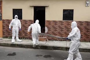 El gobierno de Ecuador informó que retiró 150 cuerpos que yacían en viviendas de Guayaquil, tras el caos desatado en esa ciudad por la pandemia del nuevo coronavirus que ralentizó el traslado de las personas que han muerto por múltiples causas .