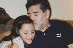 El video inédito de Maradona cantando al ritmo de Luis Miguel, en ojotas y con una rosa