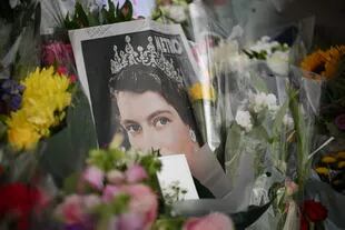 Flores en recuerdo a Isabel II