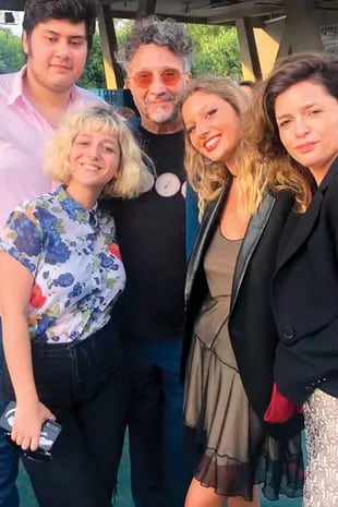 Romina and Fito Páez, together with the two eldest daughters of the actress, Valentina and Margarita (Páez) and Martin, son of the musician and Cecilia Roth. 