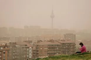 15 March 2022: El fenómeno de la llegada de polvo del Sahara también se registró en Madrid, España este año. En esta imagen, una mujer observa la neblina desde el mirador del Cerrro del Tio Pio. 


Photo: Carlos Luján/EUROPA PRESS/dpa