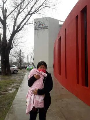 Xina Florian y su bebé, en uno de los trámites municipales para tratar de que se lleven el cadáver de su casa