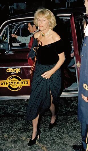 Camilla Parker Bowles fue acusada de imitar algunos looks de Lady Di: en la imagen se la ve con un outfit similar al "vestido de la venganza" de la princesa de Gales