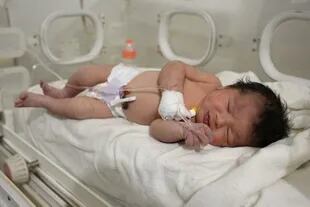 La beba recién nacida que fue encontrada todavía atado por su cordón umbilical a su madre y sacada con vida de los escombros de una casa en el norte de Siria luego del terremoto 