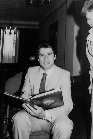 John Travolta en el Hotel Plaza, firmando el libro de visitas