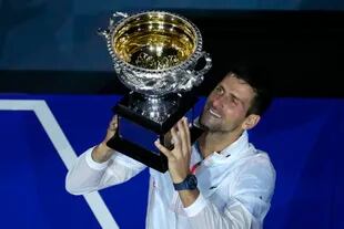 Novak Djokovic con el trofeo Norman Brookes tras vencer a Stefanos Tsitsipas; el serbio mantiene un legado intachable en la historia del deporte