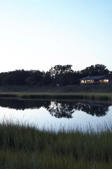 Una casa de madera en los Hamptons recobró su esplendor con claridad y sencillez