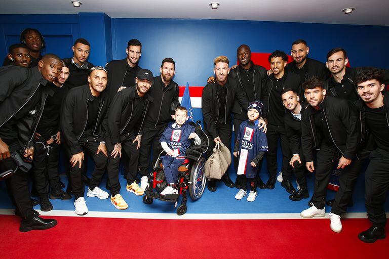 Jugadores del PSG, junto a niños . Fundación PSG.
Messi