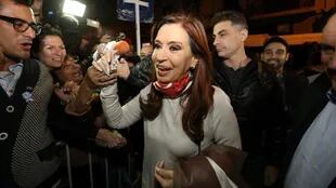 Cristina Kirchner se reunió ayer con un grupo de intendentes y dio señales de que será candidata