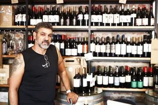 Natalio Bonavena en la vinoteca que antecede al restaurante, muy cerca de la plaza Parque Patricios