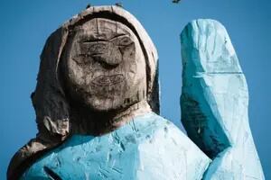 "Es una desgracia". La controvertida estatua de Melania Trump en Eslovenia