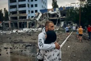 Una pareja reacciona tras un bombardeo ruso en Mykolaiv, Ucrania, el 3 de agosto de 2022. (AP Foto/Kostiantyn Liberov)