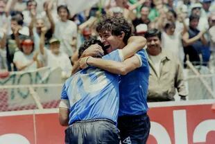 "¡Qué pedazo de gol hiciste!", felicita asombrado Burruchaga al número 10; una semana más tarde, el 7 sería asistido por Maradona para que definiera el Mundial de México ante Alemania.