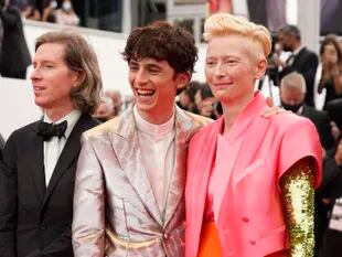 El director Wes Anderson, de izquierda a derecha, Timothee Chalamet, y Tilda Swinton posan a su llegada a la premiere de la película La crónica francesa en la 74a edición del Festival de Cine de Cannes