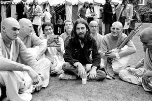 George Harrison en Londres con miembros del Radha Krishna Temple en 1969, el año que empezó a grabar con ellos