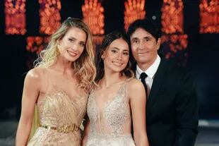 Junto a su marido y su hija, Ivana posa con un vestido de corte griego con un solo hombro, bordado, también de la diseñadora Claudia Arce.